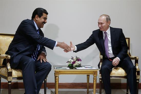 El presidente ruso Vladimir Putin (d) y su homólogo venezolano Nicolás Maduro (i) durante su encuentro bilateral con motivos de la III Cumbre del Foro de Países Exportadores de Gas celebrado en Teherán (Irán). Foto EFE