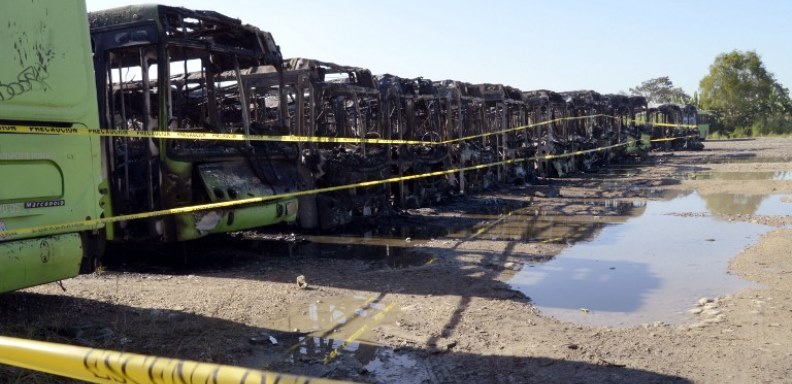 Autobuses consumidos por incendio en México. Foto AFP