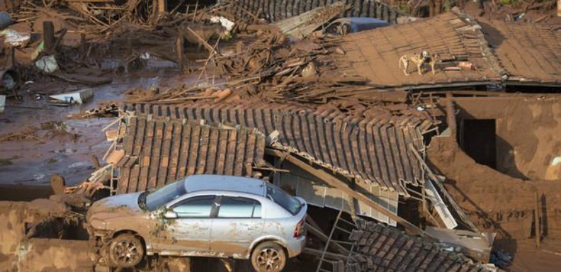 Un muro de agua con material de desecho de la mina cayó por una ladera cuando los diques colapsaron el jueves