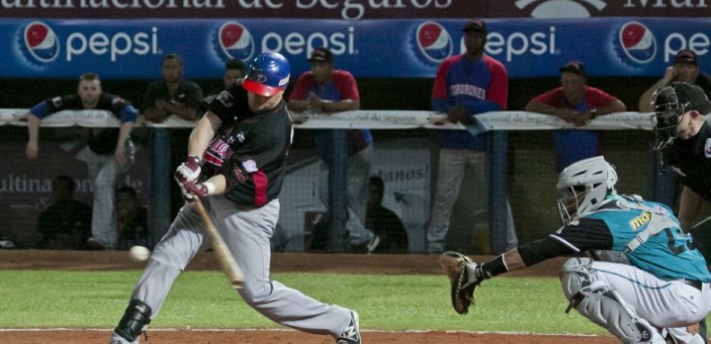 Raúl Padrón soltó cuadrangular en el octavo episodio para darle el triunfo Tiburones de La Guaira, 9-5, contra Bravos de Margarita en Nueva Esparta