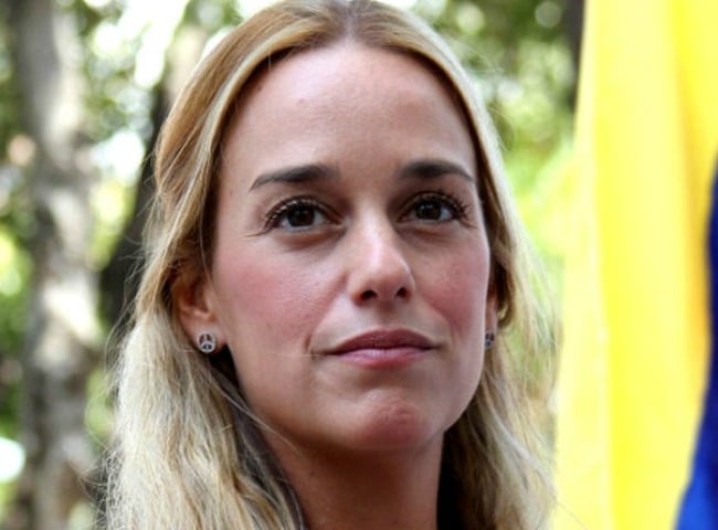 Lilian Tintori, esposa del político opositor Leopoldo López, denunció a través de su cuenta en Twitter @Liliantintori que no la dejaban pasar a ver al político