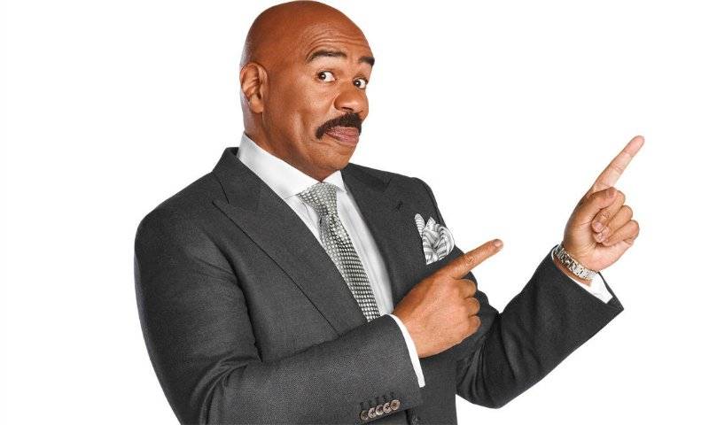 Dicen que nada evidencia más el buen sentido del humor como burlarse de uno mismo. Pareciera que Steve Harvey entiende muy bien este concepto, pues el comediante publicó una graciosa foto navideña en la que hace referencia a su “confusión” ocurrida durante la gala del Miss Universo 2015.