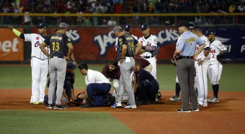 El catcher salió del encuentro durante la acción del segundo inning tras sufrir un golpe intentando alcanzar la segunda base.