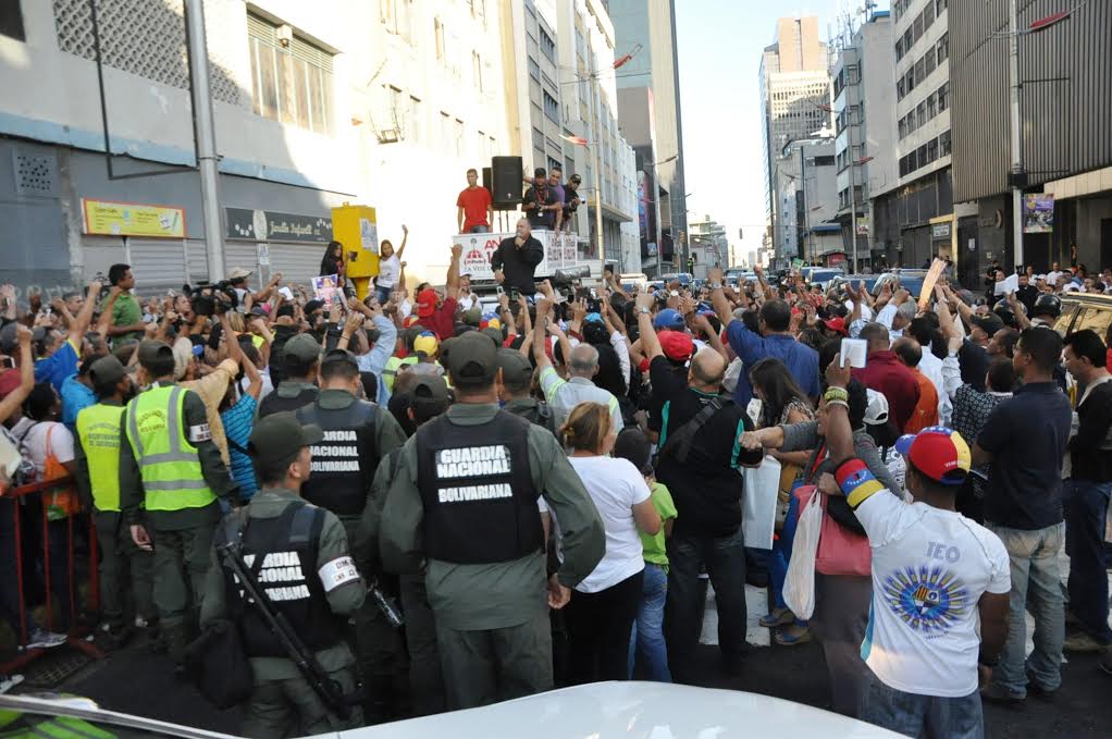 Desde antes de que iniciara la primera sesión ordinaria de la Asamblea Nacional, un grupo de oficialistas se aglomeró en las afueras de la Asamblea Nacional (AN) y gritaban consignas e insultos a diputados opositores cuando pasaban.