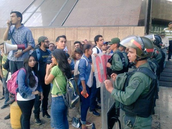 Estudiantes universitarios asistieron este jueves al ministerio de Educación Superior en el centro de Caracas para exigir al titular, Jorge Arreaza, mejoras en los recintos. Encabezados por el presidente de la Federación de Centros Universitarios (FCU), Hasler Iglesias, los estudiantes exigieron respuesta ante el deterioro de los servicios por falta de recursos.