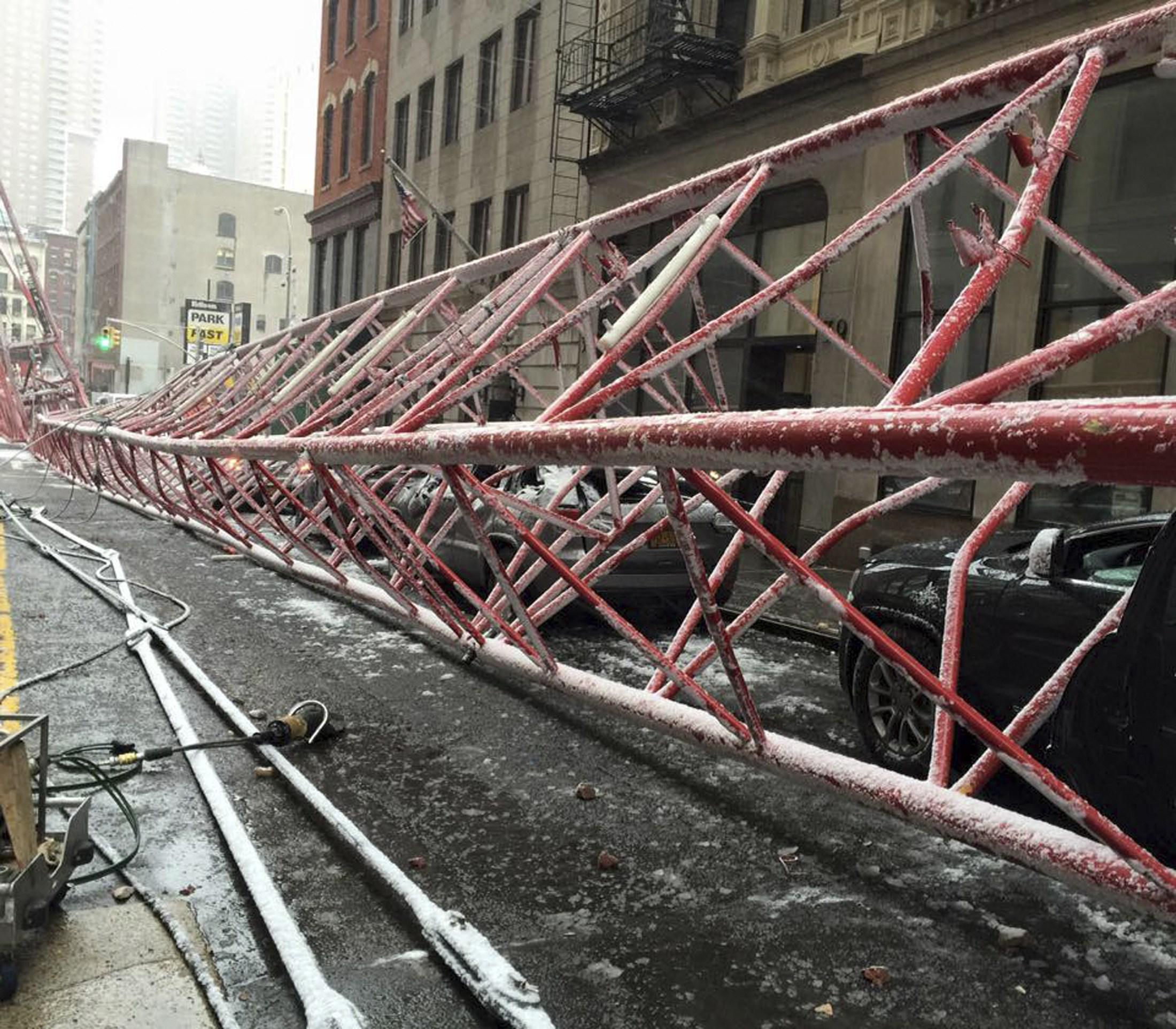 Bomberos de New York declararon que el colapso de una grúa en Manhattan habría dejado un muerto y por lo menos tres heridos la mañana de este viernes.