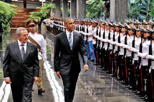 Los mandatarios de Cuba y Estados Unidos hacen revisión de las tropas en el Palacio/ Foto: AFP