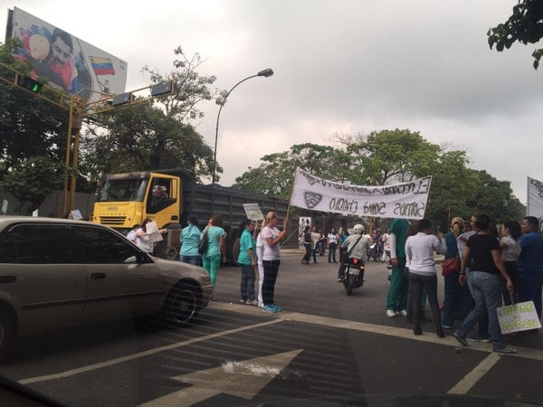 La mañana de este viernes, trabajadores de Salud Chacao trancaron la avenida principal de Bello Campo para protestar porque aseguran que tienen tres meses sin pagar.