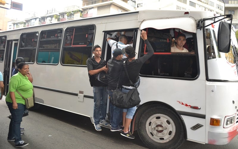 Durante la asamblea de conductores de Caracas se estableció que el nuevo costo del pasaje mínimo será de 35 bolívares a partir de este viernes 1 de abril, informó el presidente de las líneas de transportes del Oeste, Hugo Ocando