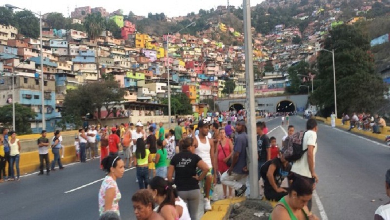 Cierran tramo de autopista a la altura del barrio Primero de Mayo en protesta por asesinato de joven