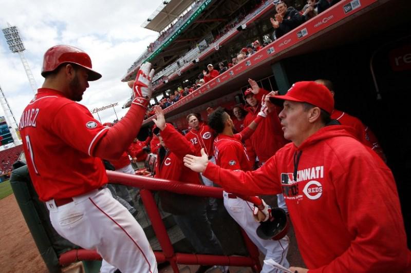 Andrés Galarraga y Alex González (en par de ocasiones) habían sido los unicos representantes criollos en tener un inicio de campaña como el que vive Suárez con los Rojos en estos momentos.