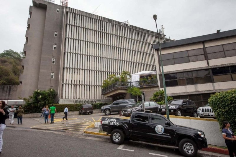 Los compañeros de trabajo encontraron a Adolfredo Rivero, de 70 años, tendido en el pavimento, luego de que éste se oposiera al robo de su vehículo en el estacionamiento del anexo del instituto médico