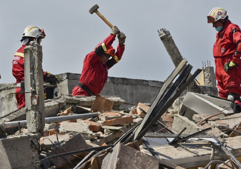 Rescatistas siguen trabajando en Ecuador / Foto AFP