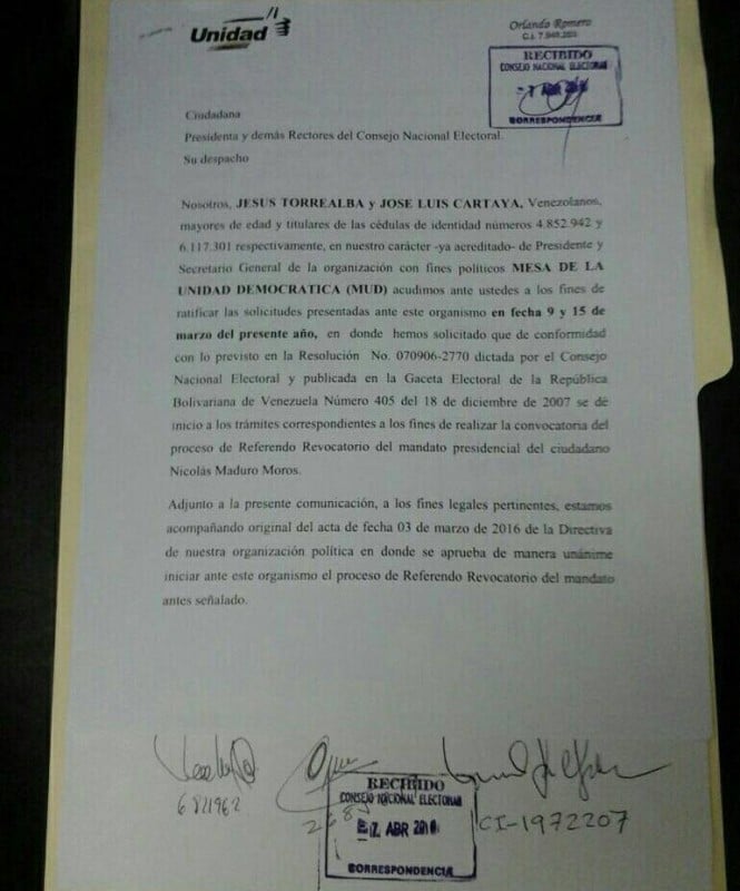 Carta entregada por la MUD al CNE solicitando la activación de referendo revocatorio / Foto ‏@RevocaloYA 