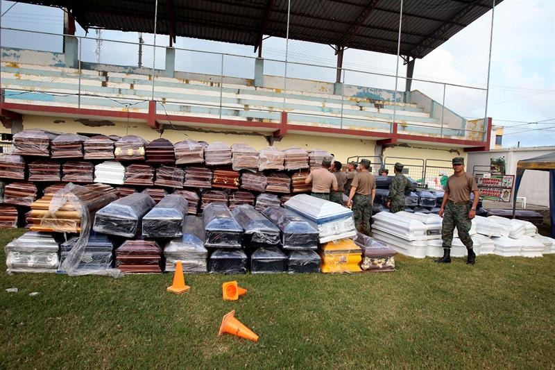 Siguen labores de búsquedas tras terremoto en Ecuador / Foto EFE