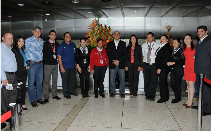 Directivos de Aserca Airlines le dieron la bienvenida a los pasajeros del vuelo inaugural a Curazao-1