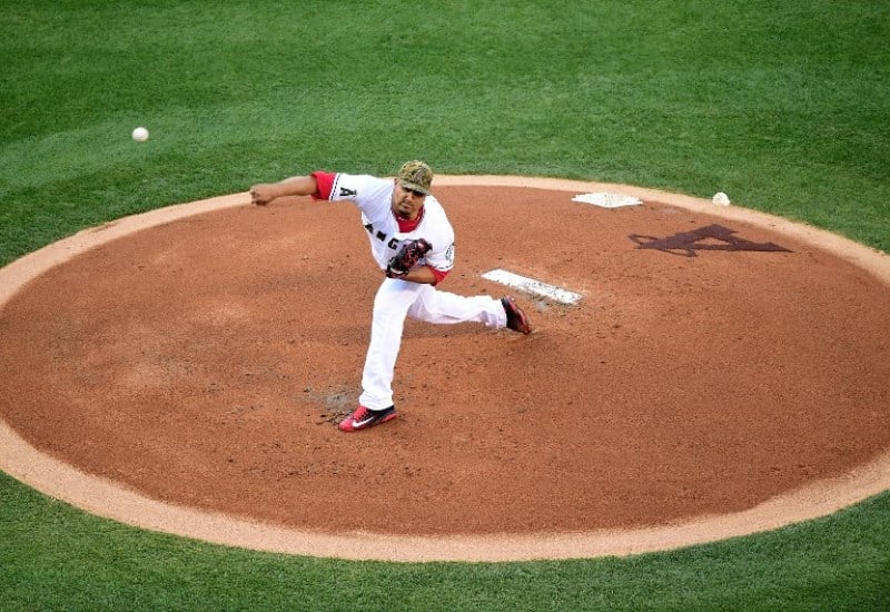 El criollo maniató la ofensiva de los Tigres al permitir solo cuatro hits en todo el encuentro. Es el tercer encuentro completo que cubre en su carrera en su cuarta apertura para los Ángeles