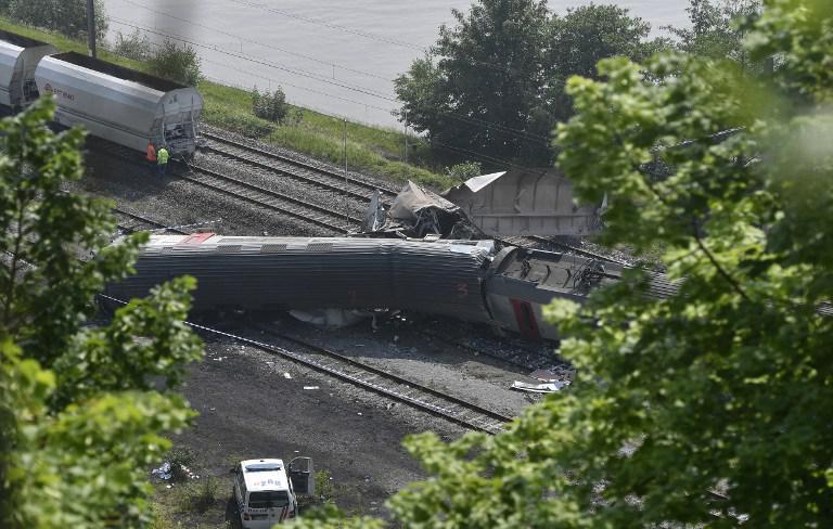 Por la violencia del choque, los dos primeros vagones del tren de pasajeros, en el que viajaban unas cuarenta personas, descarrilaron ladeándose hacia un lado