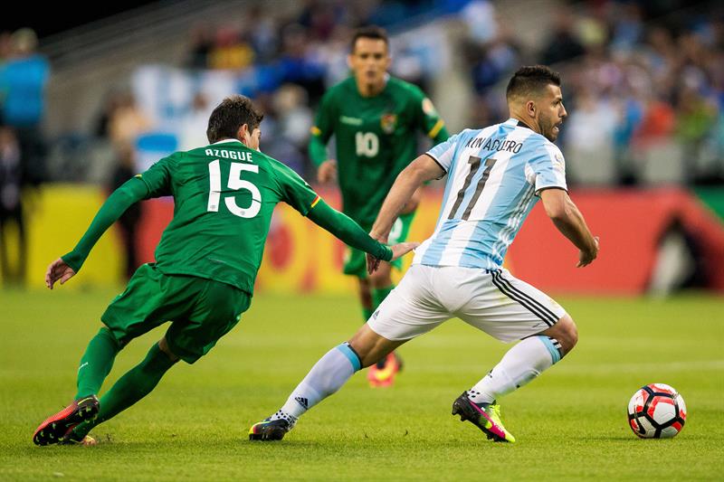 Argentina, que contó con Lionel Messi los segundos 45 minutos, aseguró el primer puesto del grupo D gracias al fácil triunfo ante Bolivia (3-0)