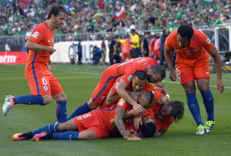 El campeón Chile destrozó el sábado 7-0 a México y se clasificó a las semifinales de la Copa América Centenario, en Estados Unidos, con una actuación descomunal del delantero Eduardo Vargas, autor de cuatro goles