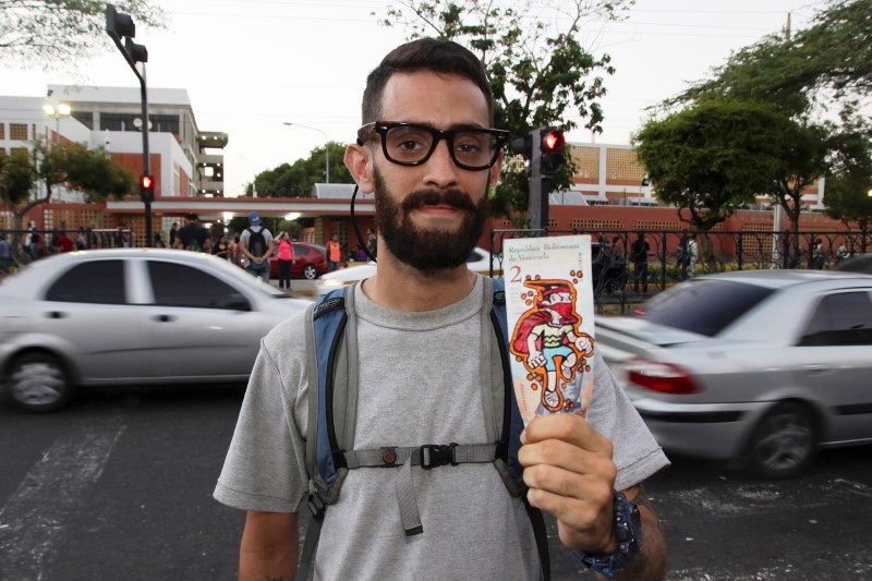 El marabino hace dibujos en billetes de baja denominación en protesta contra la inflación