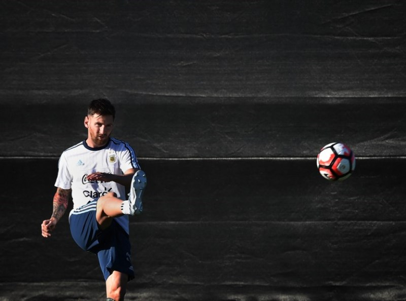 El actual Balón de Oro de la FIFA todavía siente dolor en la zona lumbar y por precaución el Tata Martino prefiere no arriesgarlo en el primer partido