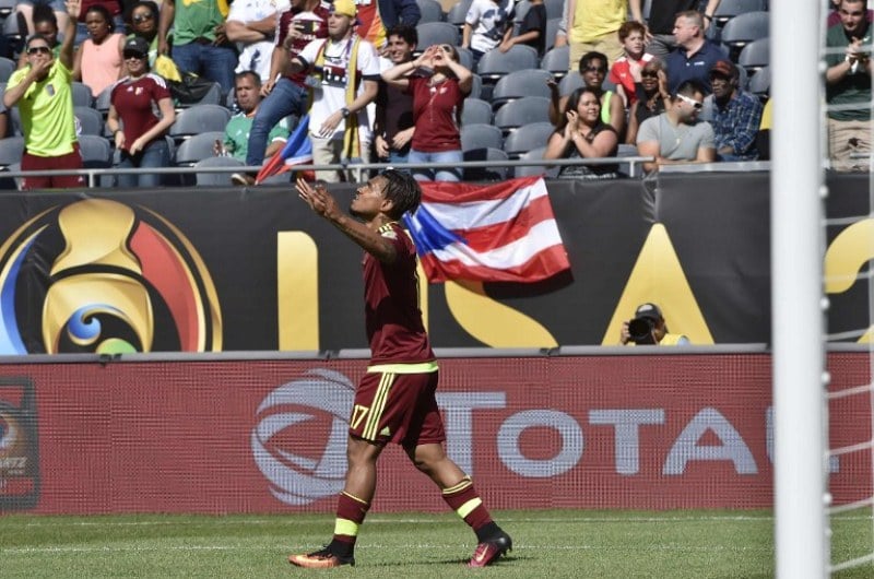 Un error en la salida de los isleños provocó que la Vinotinto enlazara una bonita jugada que terminó Josef Martínez llevando el balón a las redes