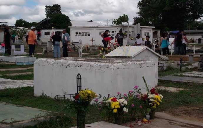 Visitantes del camposanto Falcón, en Anaco, avistaron el cuerpo sin vida de una mujer en una de las fosas/ Foto: Ysamira Salazar