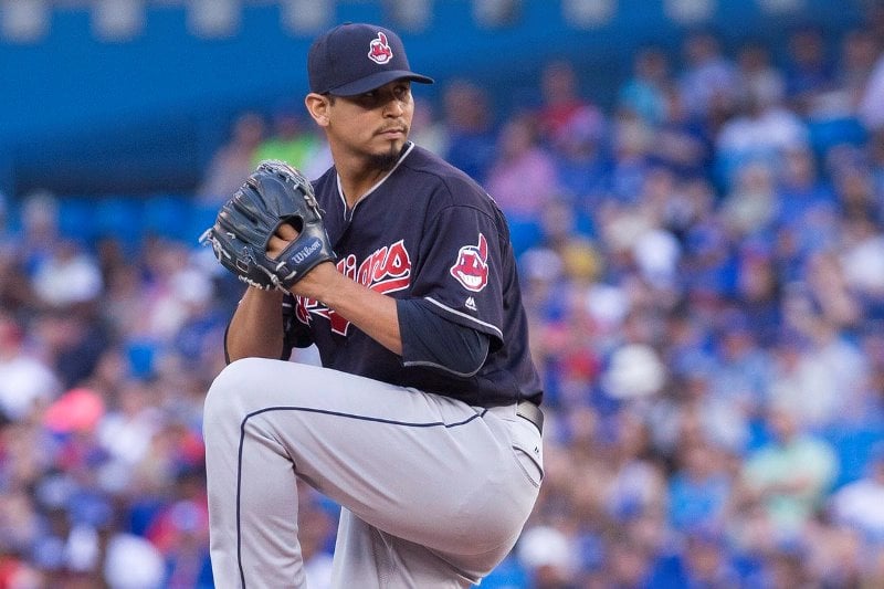 El venezolano Carlos Carrasco repartió 14 ponches, su mayor cifra de la temporada, y los Indios de Cleveland igualaron un récord de la franquicia al hilvanar el jueves su 13ra victoria consecutiva