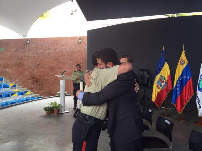 David Smolansky tras acto conmemorativo del Día del Policía condecoró al menos seis funcionarios del cuerpo policial, además de aumentar un 89% sus salarios correspondientes/ Foto: Cortesía