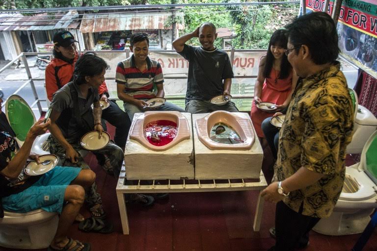 "Este café nos recuerda que numerosas personas en Indonesia siguen sin tener baños", dice Laksono, de 52 años.