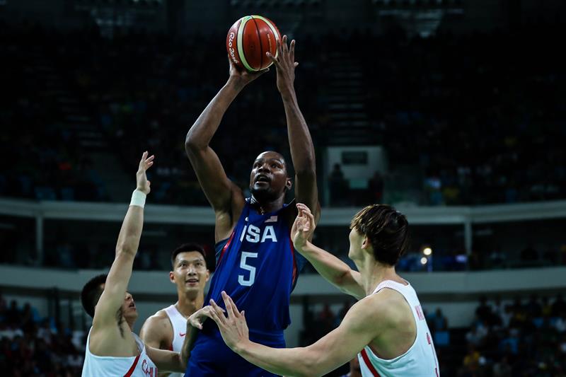 Kevin Durant, que anotó 25 puntos, lideró el primer golpe de Estados Unidos, que arrancó el torneo olímpico infligiendo un severo correctivo a China (62-119)