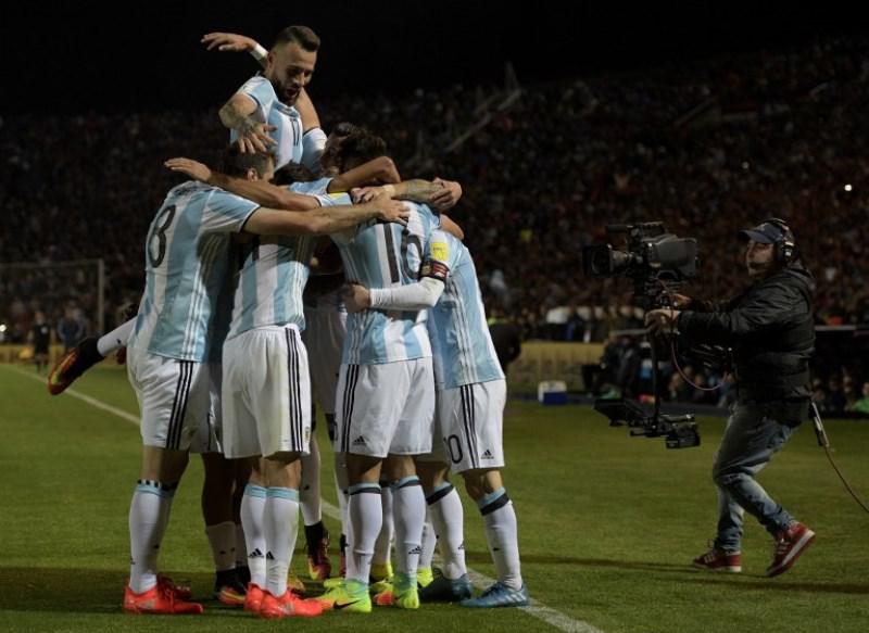 Un gol del astro Lionel Messi y el resplandor de su talento iluminaron a Argentina para derrotar 1-0 este jueves a Uruguay