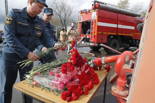 Bomberos rusos colocan flores como homenaje a sus compañeros fallecidos tras extinguir un incendio en un almacén en Moscú/ Foto: EFE