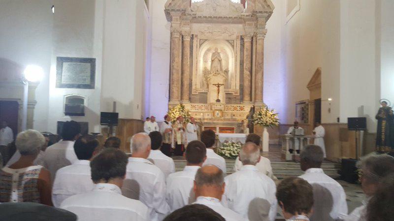 El arzobispo Jorge Jiménez inició la ceremonia de paz en presencia de los líderes presentes como Rafael Correa y Juan Carlos Valera/ Foto: Twitter