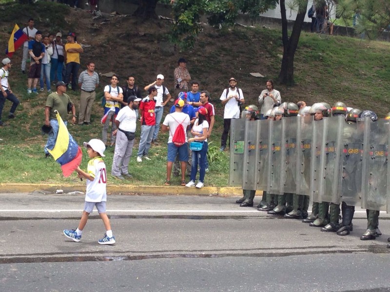 Manifestantes se encontraron con efectivos de la Guardia Nacional Bolivariana en la Francisco Fajardo cuando se les observaba intentando hacer un piquete para obstruirles el paso/ Foto: Kimberly Valecillo - Analitica