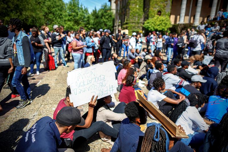 Al menos 31 estudiantes fueron detenidos tras no dar acceso a los campus principales de la Universidad de Witwatersrand, debido al aumento del 8% en la matrícula/ Foto: EFE