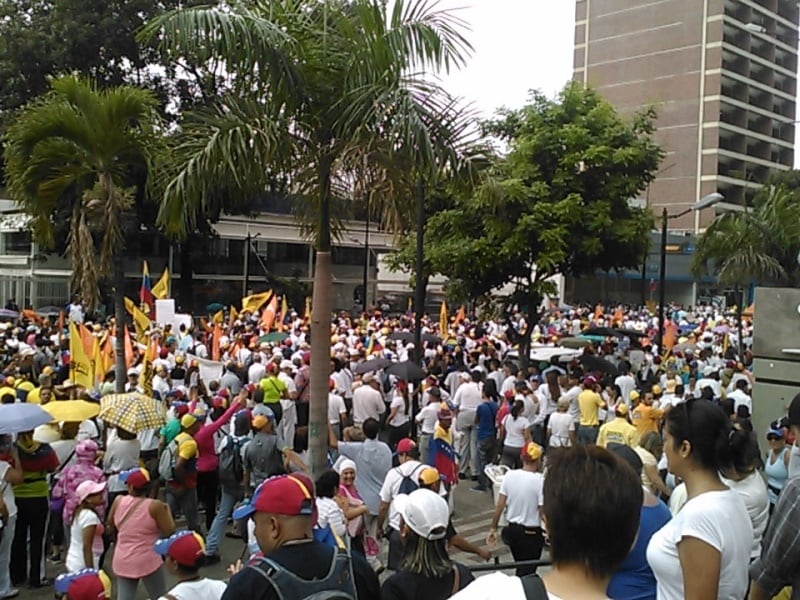 Parque Cristal, uno de las siete zonas señalados por la oposicion venezolana como punto de partida para congregar a las personas, se mantiene conglomerando personas con pancartas