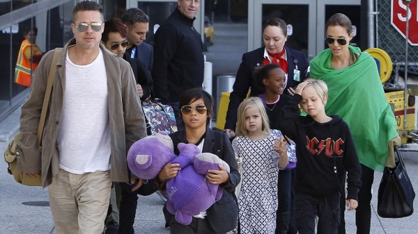 Brad Pitt and Angelina Jolie along with their 5 children all arrived back into Los Angeles on a flight from Australia.