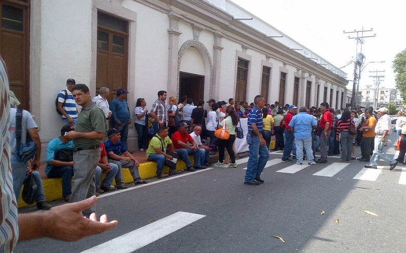 Empleados de la alcaldía de Barinas protestaron frente al ayuntamiento para solicitar la cancelación de los aumentos decretados por el Ejecutivo Nacional