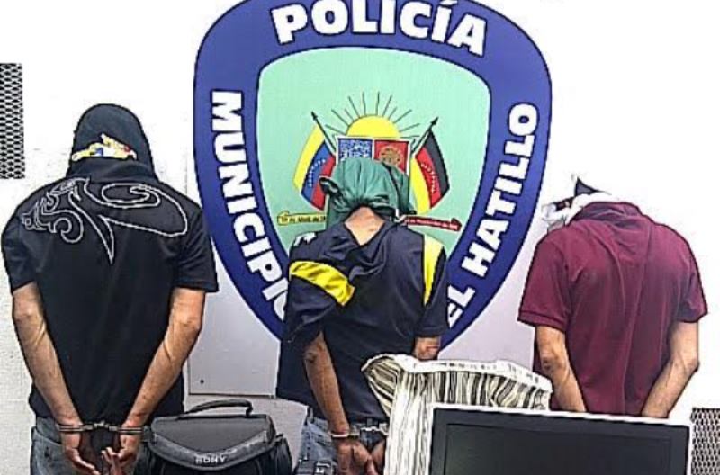 Tras recibir una llamada por parte de los vecinos, los funcionarios lograron evitar que el grupo de tres delincuentes completarán el hurto de los equipos electrónicos/ Foto: Cortesía