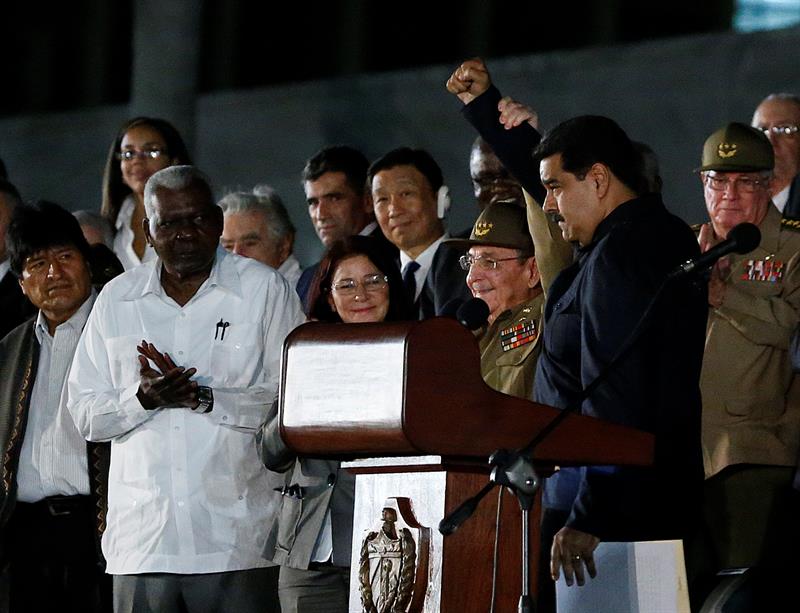 "Tus obras serán el faro que iluminara para siempre a los pueblos del mundo (...) Seguiremos el camino victorioso de este fundador de la patria grande", dijo Maduro en referencia a Fidel