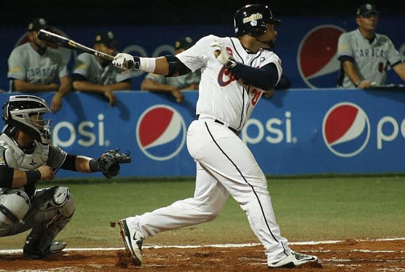 Caribes le propinó la vigésima derrota de la campaña a los Leones; Tiburones dejó en el terreno a Tigres y el dominicano Pimentel guió al Magallanes