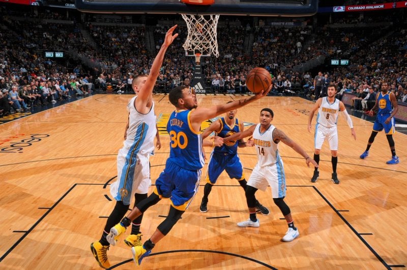 Stephen Curry continúa confirmando que ha recuperado su mejor toque de muñeca guiando la paliza de Golden State ante los Denver Nuggets