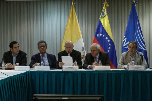 Reunión de representantes de Gobierno de Venezuela y la oposición, con mediadores del Vaticano y Unasur, durante segunda sesión del Diálogo/ Foto: EFE