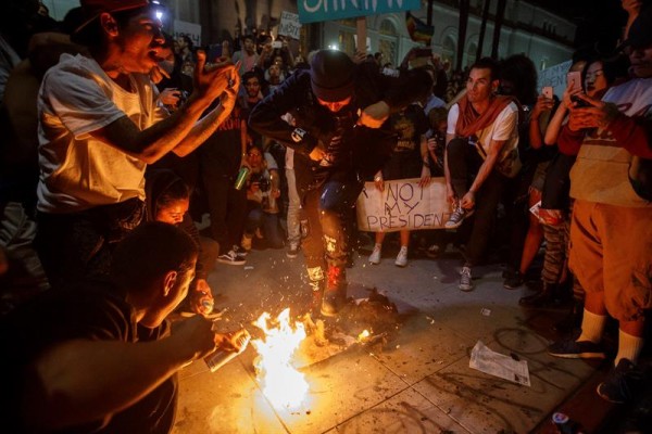 Manifestantes contra la elección de Trump frente a las puertas del ayuntamiento en Los Ángeles/ Foto: EFE