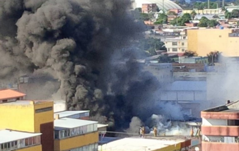 Incendio consumió siete locales en el centro de Barquisimeto