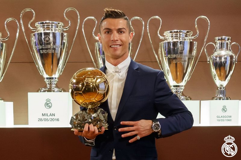 El portugués del Real Madrid Cristiano Ronaldo ganó este lunes su cuarto Balón de Oro, lo que le sitúa a uno del argentino del Barcelona Lionel Messi.