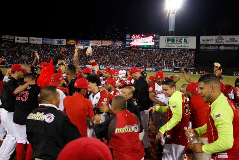 Rangel Ravelo conectó un sencillo para iniciar una reacción en el octavo inning y Cardenales de Lara aprovechó todas las brechas que le abrió Bravos de Margarita para vencerlos 6x2