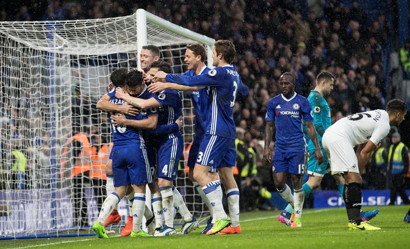 El Chelsea, gracias a los goles de los internacionales españoles Cesc Fàbregas, Pedro Rodríguez y Diego Costa, derrotó este sábado en casa al Swansea (3-1)